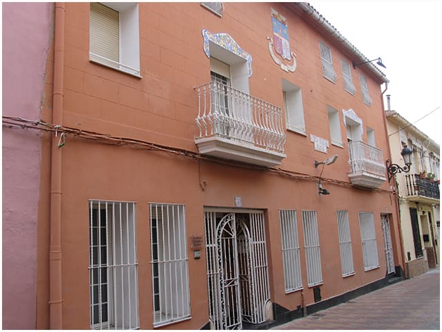 Fachada del edificio de la residencia Reuniver Burjassot